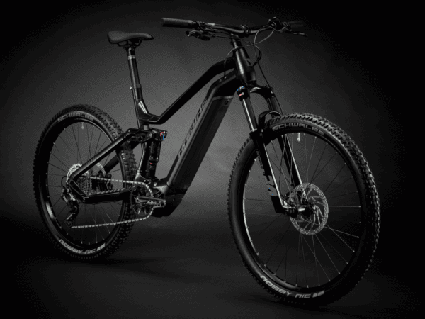 Haibike ALLTRAIL 3 on juuri oikea valinta sinulle, joka etsit täysjousitettua sähkömaastopyörää, jolla saat erinomaisen pidon ylämäessä ja ketteryyden alamäessä. Haibike Alltrail 3:n 29" eturengas rullaa sujuvasti, kun taas 27,5" takarenkaalla tiukatkin käännökset tuntuvat helpoilta. Yamahan uusi PW-S2-moottori tarjoaa räjähtävän 75 Nm väännön aina, kun sitä tarvitaan ja äärirajoilleen kasvatettu 720wh akku tarjoaa ideaaliolosuhteissa hupia jopa 220km edestä. Haibike Alltrail 3 on täysjousitettu sähkömaastopyörä, joka vie maastopyöräilykokemuksesi uudelle tasolle! Pyörässä yhdistyvät mukavuus ja suorituskyky ja se takaa ajajalleen hyvät kyydit riippumatta siitä, mihin polku sattuu johtamaan. - Image 2