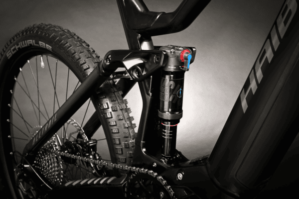 Haibike ALLTRAIL 3 on juuri oikea valinta sinulle, joka etsit täysjousitettua sähkömaastopyörää, jolla saat erinomaisen pidon ylämäessä ja ketteryyden alamäessä. Haibike Alltrail 3:n 29" eturengas rullaa sujuvasti, kun taas 27,5" takarenkaalla tiukatkin käännökset tuntuvat helpoilta. Yamahan uusi PW-S2-moottori tarjoaa räjähtävän 75 Nm väännön aina, kun sitä tarvitaan ja äärirajoilleen kasvatettu 720wh akku tarjoaa ideaaliolosuhteissa hupia jopa 220km edestä. Haibike Alltrail 3 on täysjousitettu sähkömaastopyörä, joka vie maastopyöräilykokemuksesi uudelle tasolle! Pyörässä yhdistyvät mukavuus ja suorituskyky ja se takaa ajajalleen hyvät kyydit riippumatta siitä, mihin polku sattuu johtamaan. - Image 4