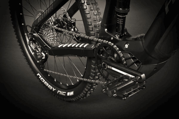 Haibike ALLTRAIL 3 on juuri oikea valinta sinulle, joka etsit täysjousitettua sähkömaastopyörää, jolla saat erinomaisen pidon ylämäessä ja ketteryyden alamäessä. Haibike Alltrail 3:n 29" eturengas rullaa sujuvasti, kun taas 27,5" takarenkaalla tiukatkin käännökset tuntuvat helpoilta. Yamahan uusi PW-S2-moottori tarjoaa räjähtävän 75 Nm väännön aina, kun sitä tarvitaan ja äärirajoilleen kasvatettu 720wh akku tarjoaa ideaaliolosuhteissa hupia jopa 220km edestä. Haibike Alltrail 3 on täysjousitettu sähkömaastopyörä, joka vie maastopyöräilykokemuksesi uudelle tasolle! Pyörässä yhdistyvät mukavuus ja suorituskyky ja se takaa ajajalleen hyvät kyydit riippumatta siitä, mihin polku sattuu johtamaan. - Image 5